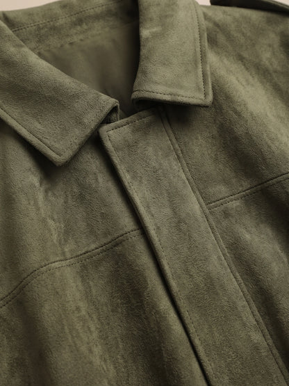 Detail des Kragens und der verdeckten Reißverschlussblende