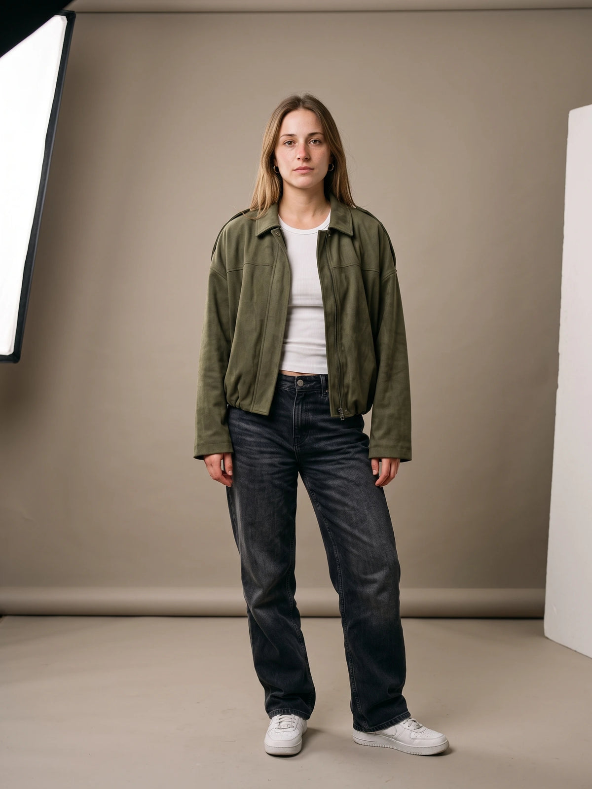 Frau trägt die Bomberjacke in Army Green, Ganzfigur im Studio