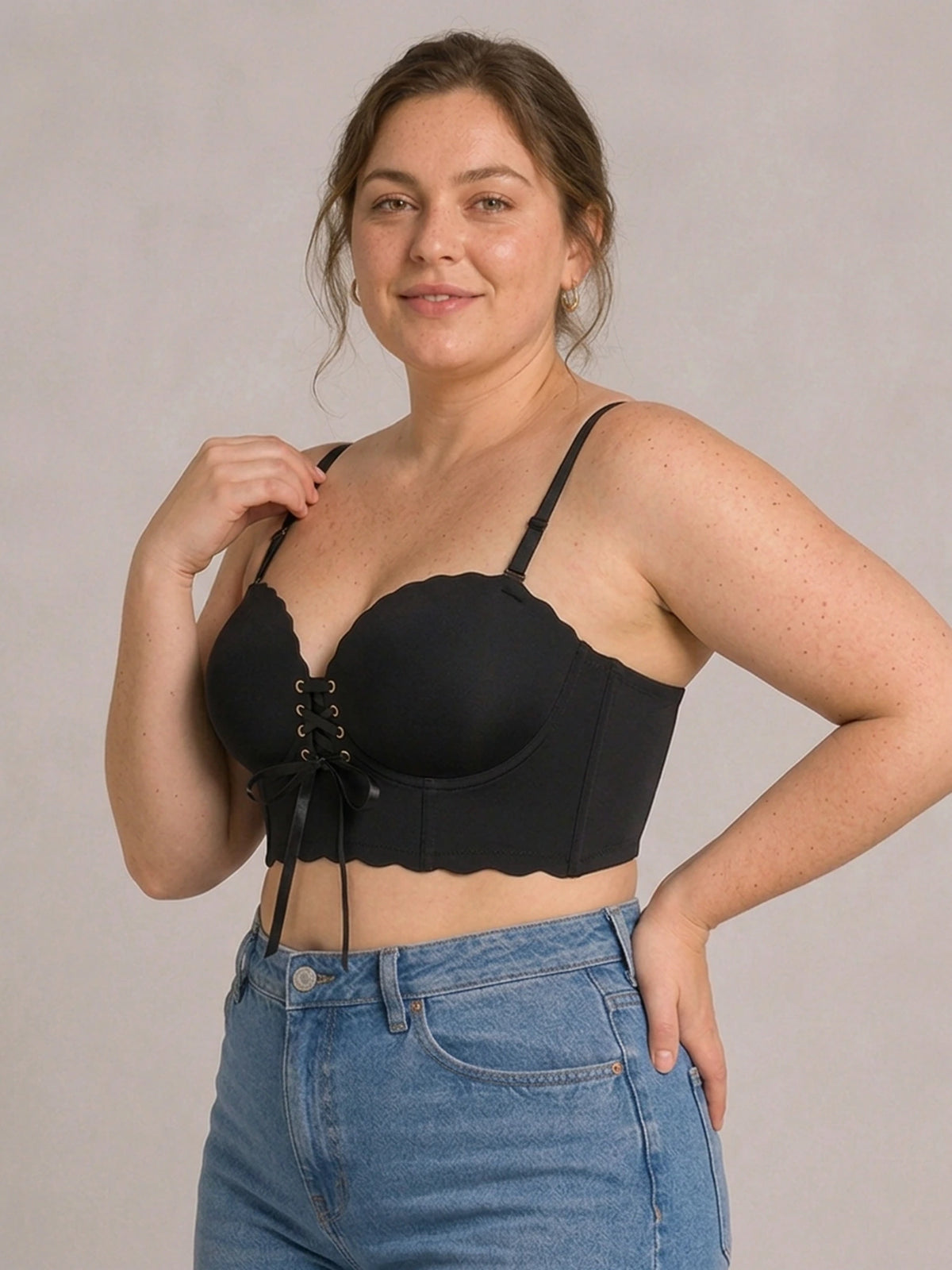 Kurviges Model im schwarzen Push-up-BH mit Schnürung